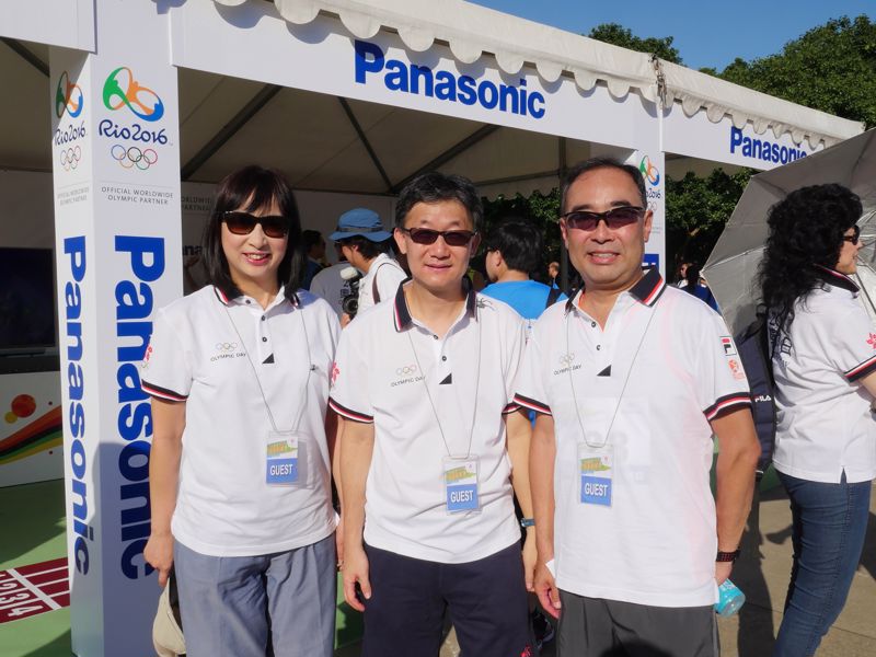 (左起)康樂及文化事務署署長李美嫦女士、奧運日暨奧運歡樂跑主席余國樑先生及集團主席兼行政總裁蒙德揚先生在Panasonic攤位前留影。